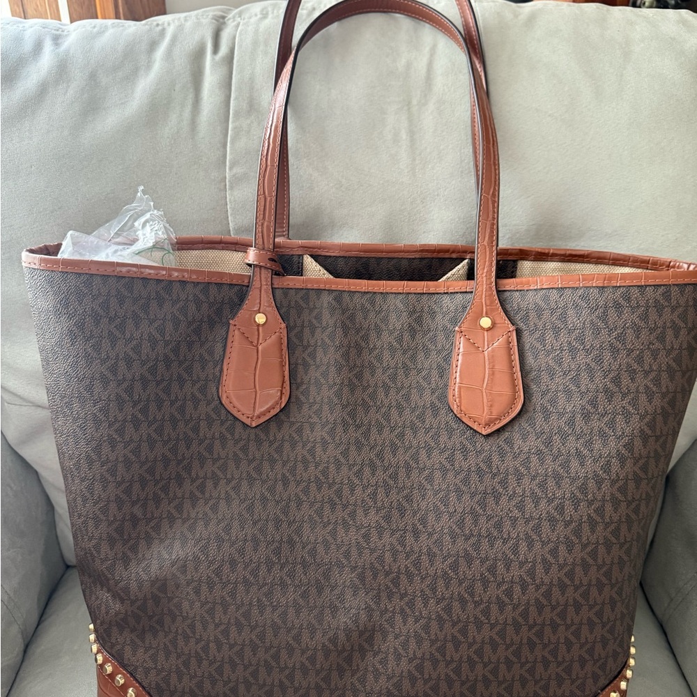 SALE🌸Michael Kors Eva Large Logo Studded CrocodileTote - Picture 2 of 11